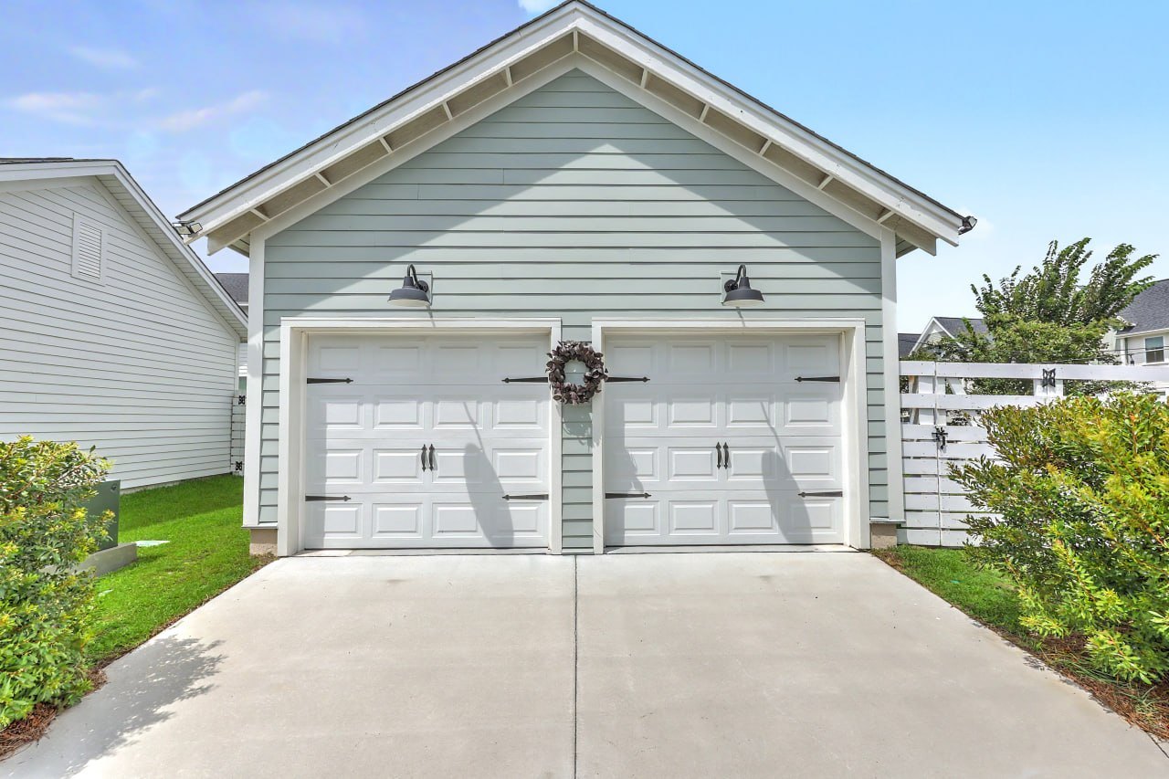 Detached garage